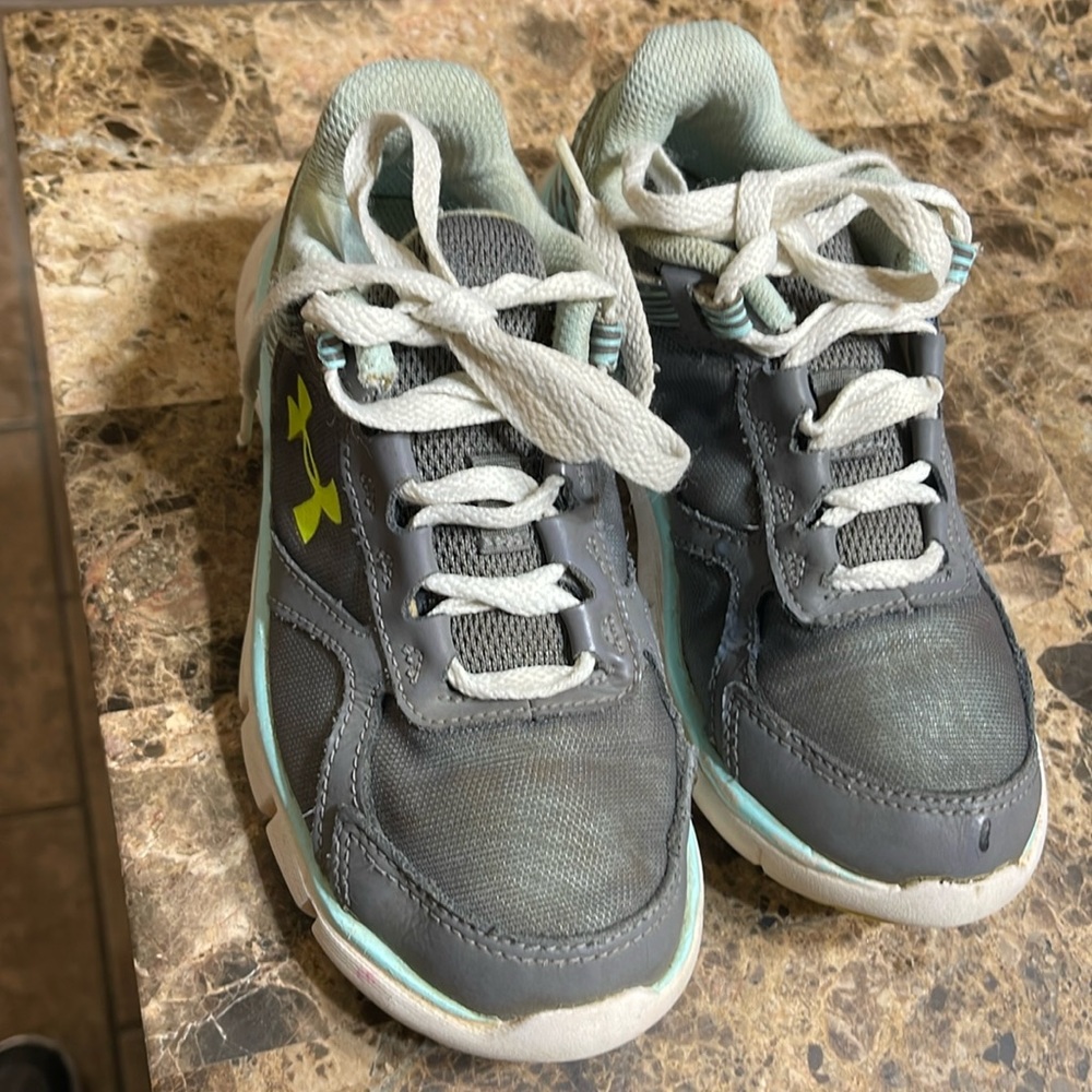 Under armour size 1 Y tennis shoes